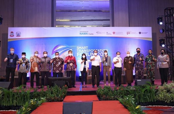 Mayor of Makassar together with representatives of MoT, BAPPENAS, BMUV, SECO, GIZ, and related stakeholders at the opening of the Smart Transportation Forum 2021.