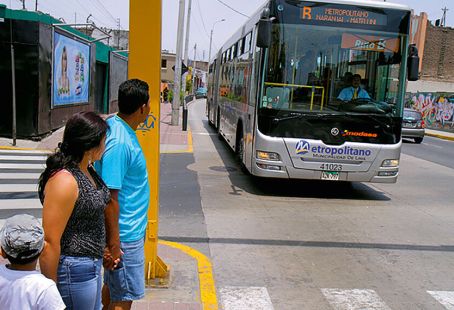 A family waiting for the bus in Lima
