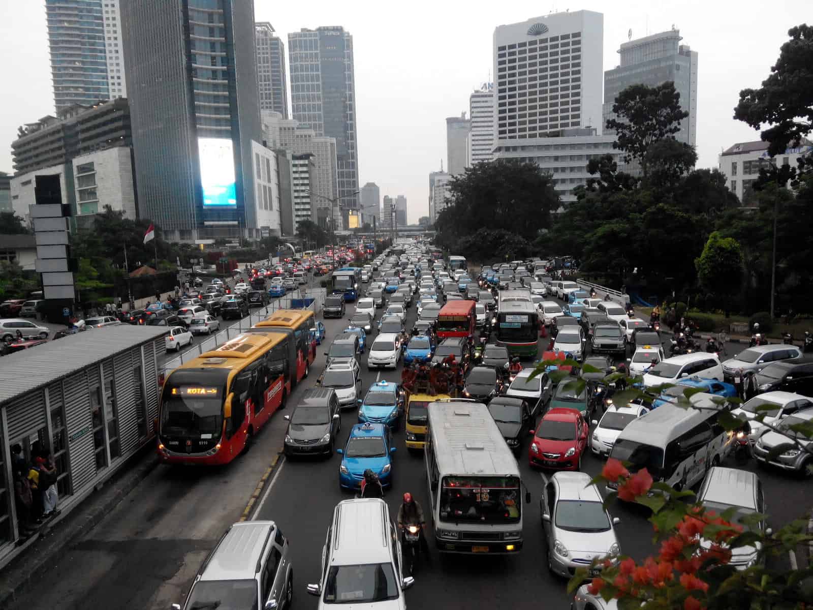 Figure 4: Bus rapid transit lanes intended to improve traffic 
conditions in Indonesia city (credit: GIZ Indonesia)